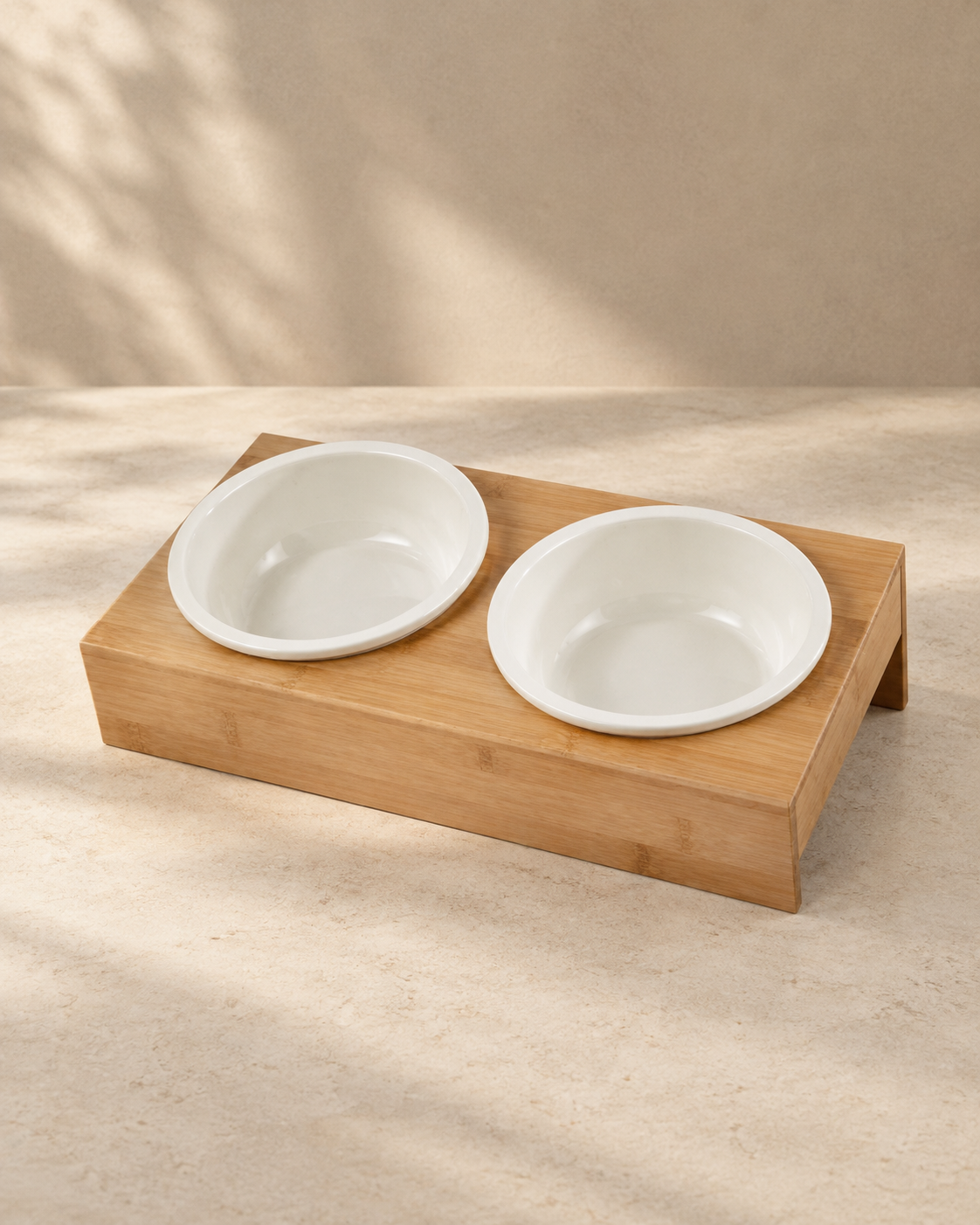 Doble cuenco de cerámica blanca con soporte de bambú natural