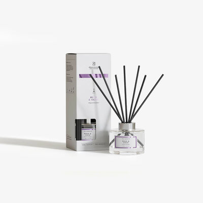 Frasco Mikado Premium con varitas aromáticas sobre mesa - Sweet Home