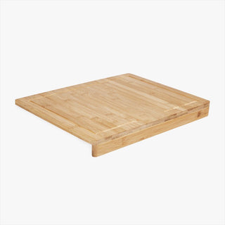 Tabla de corte de bambú natural en cocina moderna