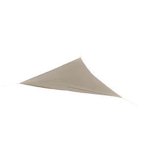 Toldo vela triangular color beige instalado en jardín sobre muebles de exterior- Sweet Home