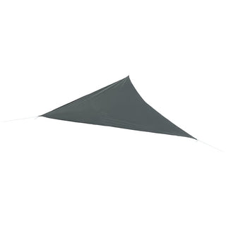 Toldo vela triangular color beige instalado en jardín sobre muebles de exterior- Sweet Home