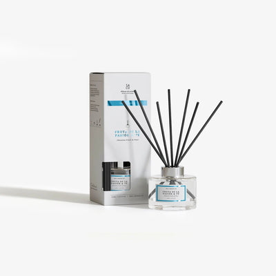 Varitas de ratán absorbiendo aroma en difusor Mikado