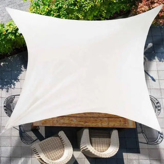 Toldo vela rectangular color beige dando sombra en terraza exterior- Sweet Home