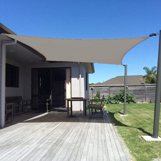 Toldo vela rectangular color beige dando sombra en terraza exterior- Sweet Home